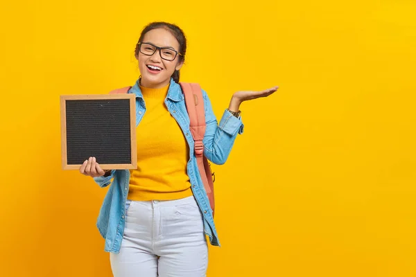 Porträt Einer Fröhlichen Jungen Asiatischen Studentin Lässiger Kleidung Mit Rucksack — Stockfoto