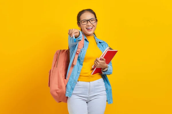 Porträt Einer Fröhlichen Jungen Asiatischen Studentin Lässiger Kleidung Mit Rucksack — Stockfoto
