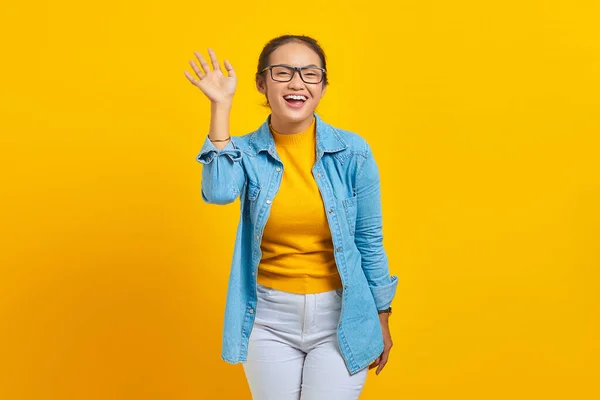 Porträtt Glad Ung Asiatisk Kvinna Student Denim Kläder Viftande Hand — Stockfoto