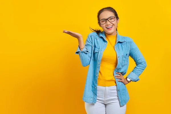 Porträtt Leende Ung Asiatisk Kvinna Student Denim Kläder Pekar Kopiera — Stockfoto