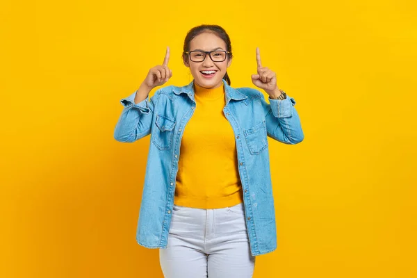 Porträtt Leende Ung Asiatisk Kvinna Student Denim Kläder Pekar Finger — Stockfoto