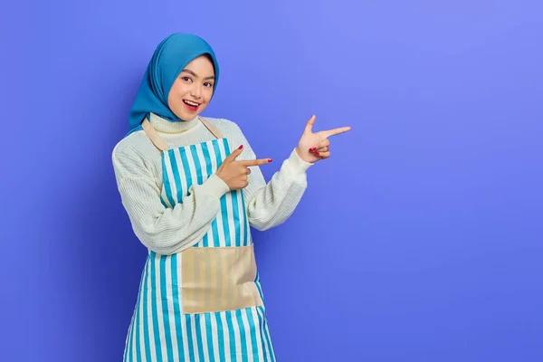 Retrato Mulher Dona Casa Sorridente Hijab Avental Apontando Produto Com — Fotografia de Stock