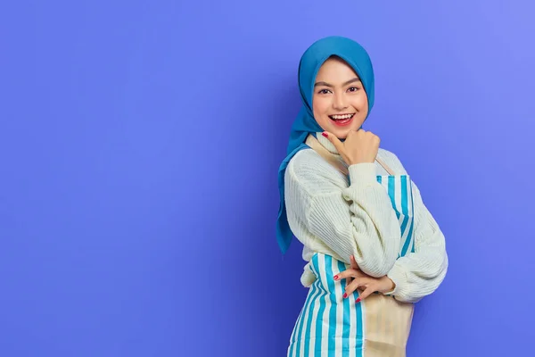 Portrait Smiling Young Housewife Woman Hijab Apron Looking Camera Pointing — Stock Photo, Image