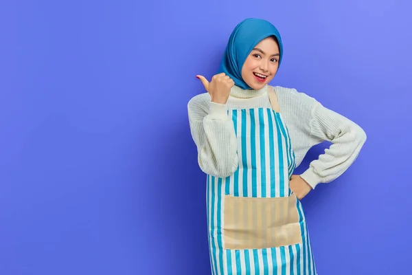 Potret Ibu Rumah Tangga Muda Tersenyum Mengenakan Jilbab Dan Celemek — Stok Foto