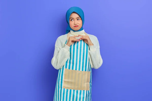 Ritratto Giovane Donna Casa Pensierosa Hijab Grembiule Pensando Seriamente Una — Foto Stock