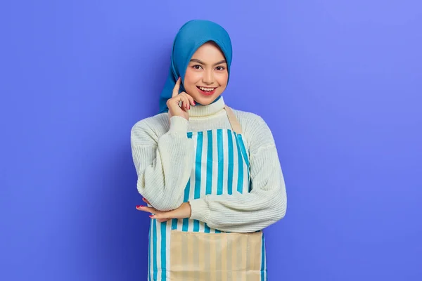 Retrato Uma Jovem Dona Casa Sorridente Hijab Avental Listrado Coloque — Fotografia de Stock