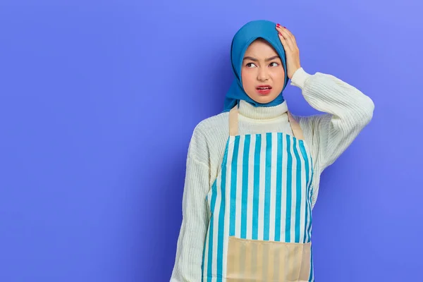 Retrato Tonto Jovem Dona Casa Mulher Hijab Avental Listrado Olhando — Fotografia de Stock