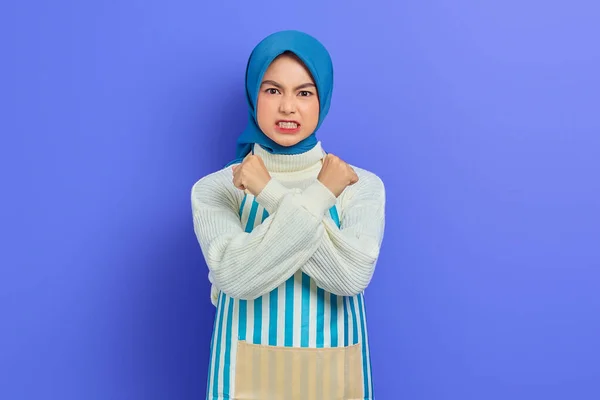 穿着头巾和条纹围裙的愤怒年轻家庭主妇的画像 双手交叉 背景为紫色 做停止动作 人们家庭妇女穆斯林生活方式的概念 — 图库照片