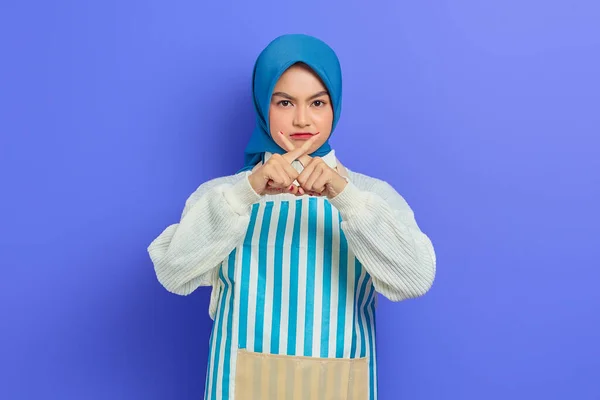 Retrato Jovem Dona Casa Grave Hijab Avental Listrado Dedo Cruzado — Fotografia de Stock