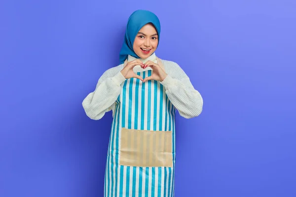 Retrato Sorridente Jovem Dona Casa Mulher Hijab Avental Listrado Mostrando — Fotografia de Stock
