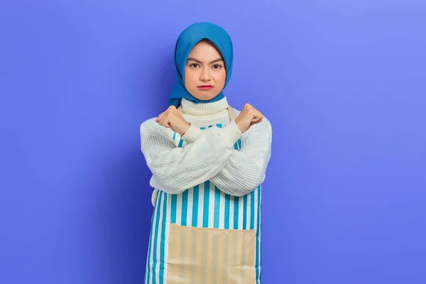 Ritratto Giovane Casalinga Arrabbiata Hijab Grembiule Righe Che Gesto Stop — Foto Stock
