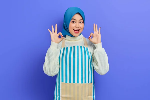 Retrato Sorrindo Jovem Dona Casa Mulher Hijab Avental Listrado Mostrando — Fotografia de Stock