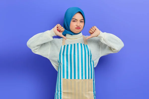 Ritratto Giovane Donna Casalinga Scontenta Hijab Grembiule Righe Posa Mostrando — Foto Stock