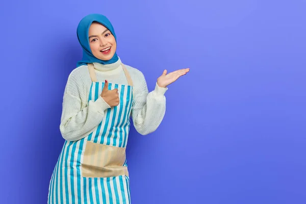 Smiling Young Asian Muslim Woman Hijab Striped Apron Pointed Copy — Stok Foto