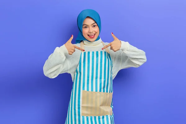 Retrato Jovem Mulher Muçulmana Asiática Sorridente Hijab Avental Listrado Dormindo — Fotografia de Stock