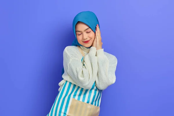 Ritratto Giovane Musulmana Asiatica Sorridente Hijab Grembiule Righe Che Dorme — Foto Stock