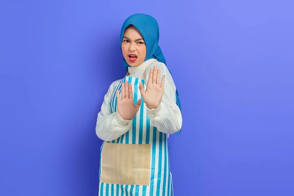 Portrait Angry Young Asian Muslim Woman Hijab Striped Apron Showing — Stock Photo, Image