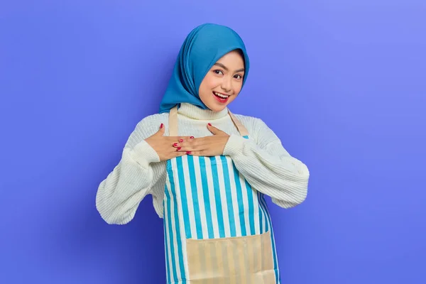 Ritratto Giovane Donna Musulmana Asiatica Sorridente Hijab Grembiule Righe Piedi — Foto Stock