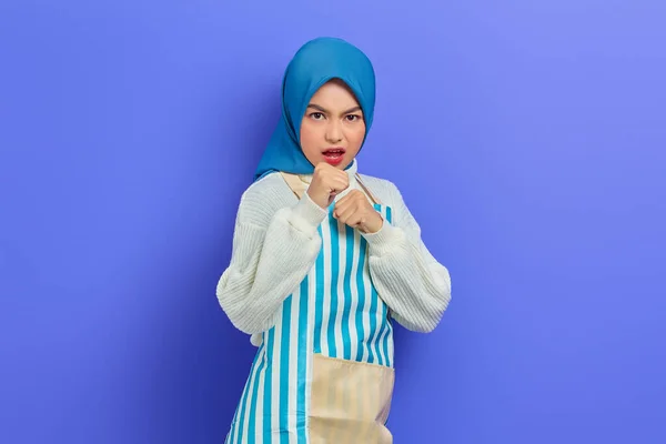 Portrait Jeune Femme Musulmane Asiatique Mécontente Hijab Tablier Rayé Debout — Photo