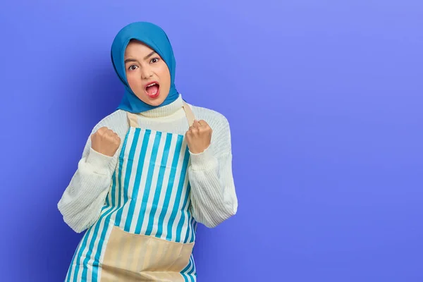 Giovane Donna Musulmana Asiatica Arrabbiata Hijab Grembiule Striato Urlando Mentre — Foto Stock