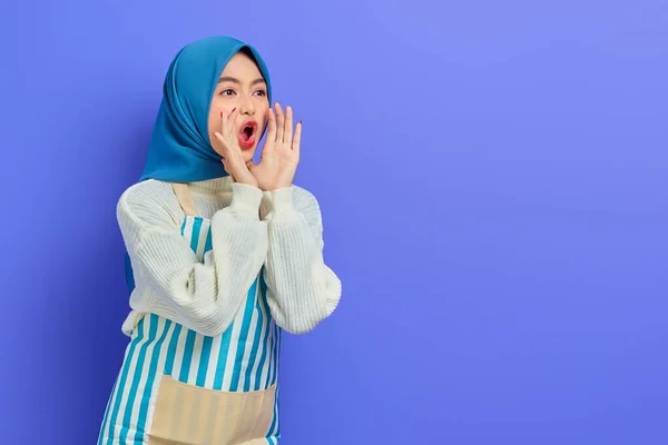 Piękna Młoda Azjatycka Muzułmanka Hidżabie Pasiastym Fartuchu Krzycząca Dobre Wieści — Zdjęcie stockowe