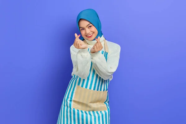 Young Asian Muslim Woman Hijab Striped Apron Showing Korean Heart — Stock Photo, Image