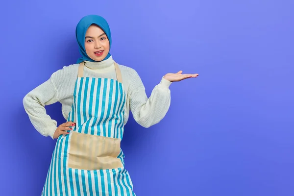 Ritratto Giovane Donna Musulmana Asiatica Sorridente Hijab Grembiule Righe Che — Foto Stock