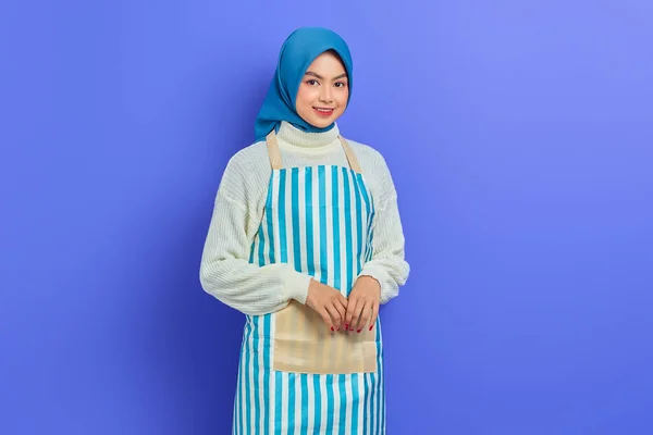 Retrato Sorrir Jovem Mulher Muçulmana Asiática Vestindo Hijab Avental Olhando — Fotografia de Stock