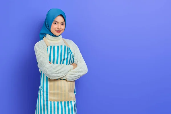 Jovem Mulher Muçulmana Asiática Alegre Vestindo Hijab Avental Cruzou Peito — Fotografia de Stock