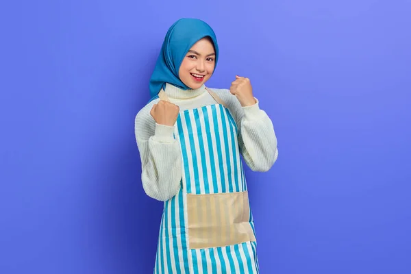 Jovem Mulher Muçulmana Asiática Alegre Vestindo Hijab Avental Celebrando Sucesso — Fotografia de Stock