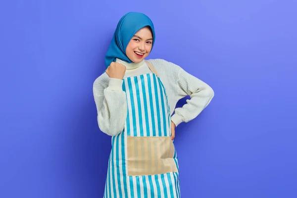 Jovem Mulher Muçulmana Asiática Alegre Vestindo Hijab Avental Celebrando Sucesso — Fotografia de Stock