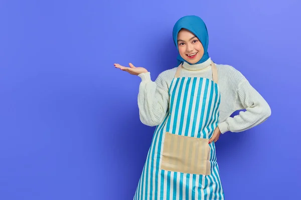 Retrato Mulher Dona Casa Sorridente Hijab Avental Mostrando Produto Com — Fotografia de Stock