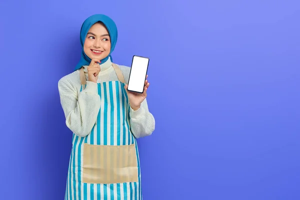 Mosolygó Fiatal Ázsiai Muszlim Hidzsábot Kötényt Visel Üres Képernyős Mobiltelefon — Stock Fotó