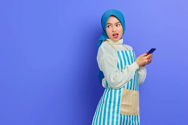 Retrato Jovem Mulher Muçulmana Asiática Surpreso Década Usando Hijab Avental — Fotografia de Stock