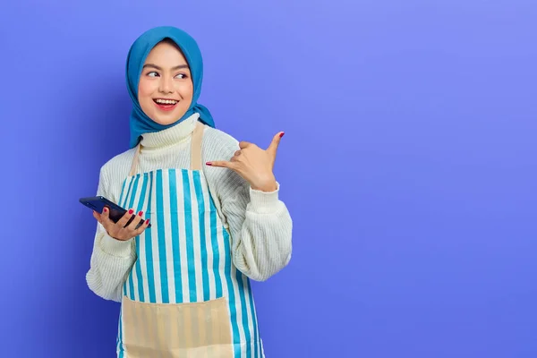 Gülümseyen Asyalı Müslüman Kadın Tesettür Önlük Takıyor Cep Telefonu Tutuyor — Stok fotoğraf