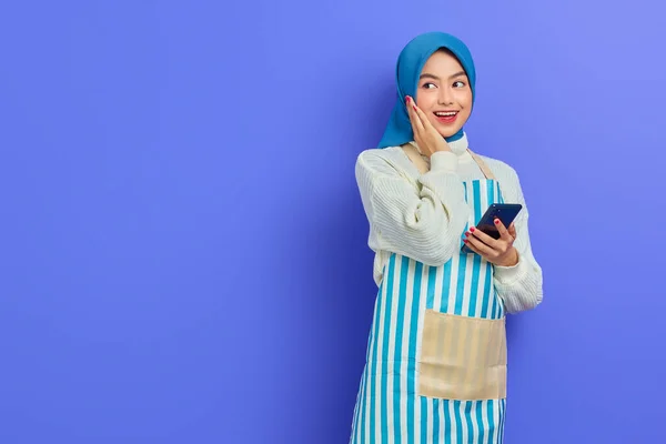 Jovem Mulher Muçulmana Asiática Alegre Vestindo Hijab Avental Tocando Rosto — Fotografia de Stock
