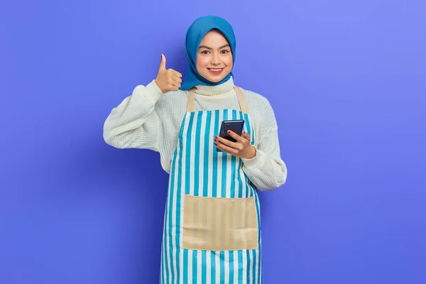 Ritratto Giovane Musulmana Asiatica Sorridente Che Indossa Hijab Grembiule Usando — Foto Stock