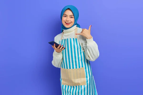 Senyum Wanita Muda Muslim Asia Mengenakan Jilbab Dan Celemek Memegang — Stok Foto
