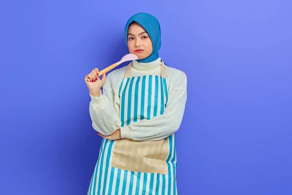 Pensiva Bela Mulher Asiática Suéter Branco Coberto Avental Hijab Segurando — Fotografia de Stock