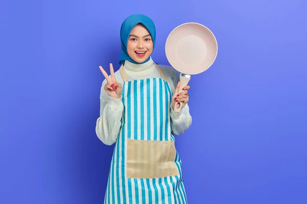 Allegro Bella Donna Asiatica Grembiule Hijab Tenendo Pan Mostrando Segno — Foto Stock