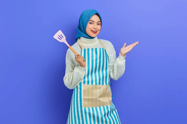 Alegre Bela Mulher Muçulmana Asiática Vestindo Avental Segurando Espátula Estendendo — Fotografia de Stock