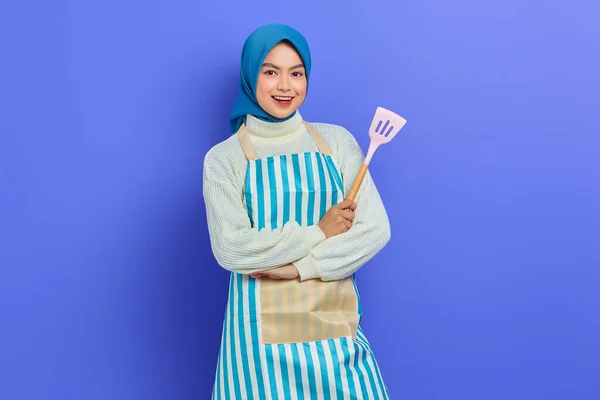 Sorrindo Bela Mulher Asiática Vestindo Avental Lenço Cabeça Segurando Espátula — Fotografia de Stock
