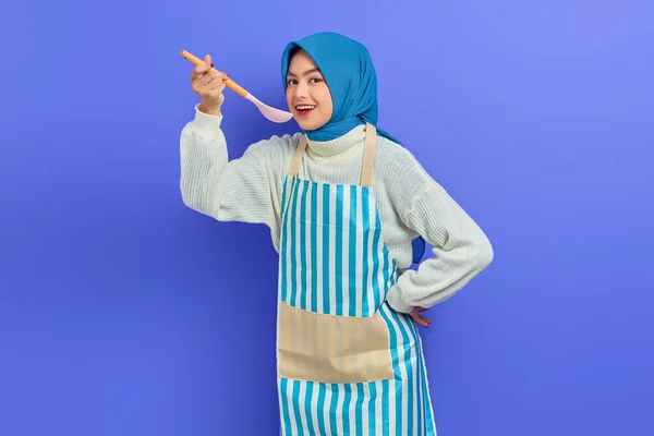 Mulher Asiática Bonita Suéter Branco Coberto Avental Hijab Segurando Colher — Fotografia de Stock