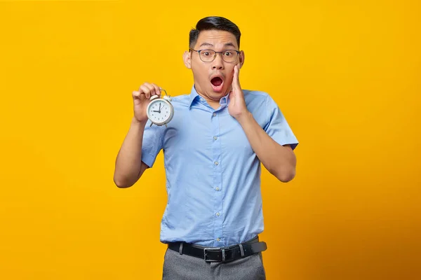 Joven Asiática Conmocionada Gafas Que Sostienen Carpeta Del Documento Con —  Fotos de Stock