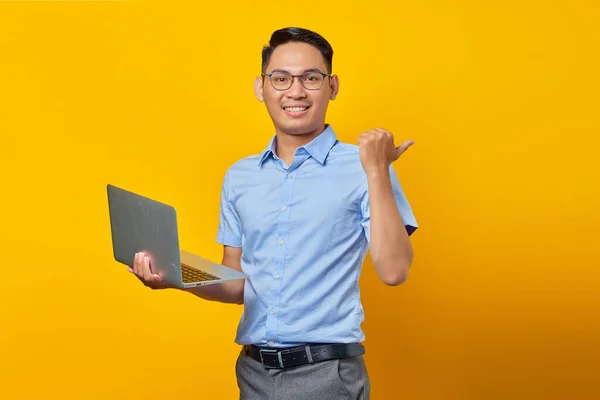 Ritratto Uomo Asiatico Bello Sorridente Occhiali Usando Computer Portatile Puntando — Foto Stock