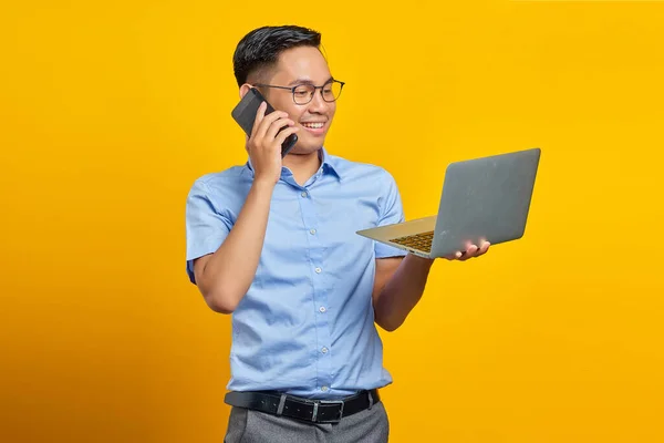 Glada Unga Asiatiska Mannen Asiatiska Glasögon Talar Mobiltelefon Och Använda — Stockfoto