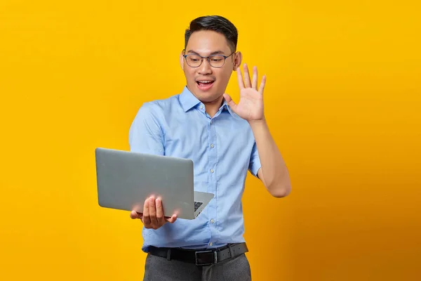 Portret Van Vrolijke Jonge Aziaat Aziaat Bril Met Behulp Van — Stockfoto