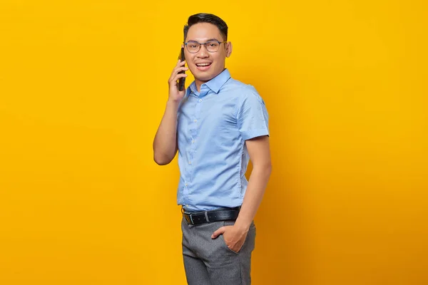 Усміхнений Молодий Азіат Азіатський Окулярах Розмовляє Мобільному Телефону Ізольованим Жовтому — стокове фото