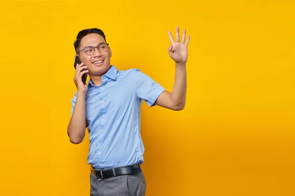 Glimlachende Jonge Aziatische Man Aziatisch Bril Praten Mobiele Telefoon Terwijl — Stockfoto