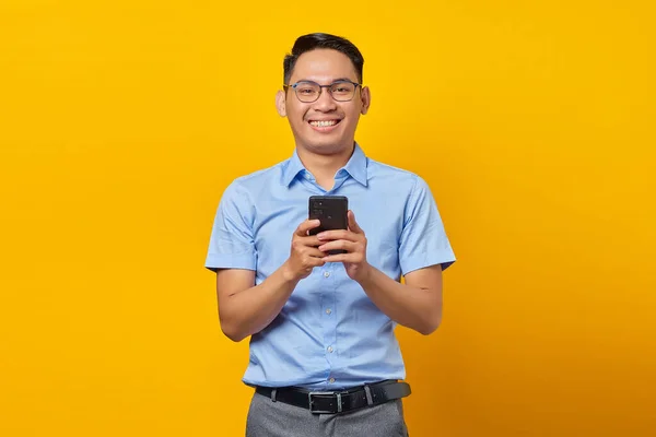 Усмішка Молодого Азіата Окулярах Відповідає Прийдешні Повідомлення Мобільному Телефоні Ізольованому — стокове фото